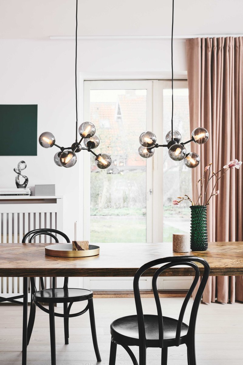 Atom 45cm Negro/humo Lámpas de techo De Halo Design - Las cúpulas de cristal casi flotantes están tintadas, lo que garantiza una agradable distribución de la luz en la habitación.
