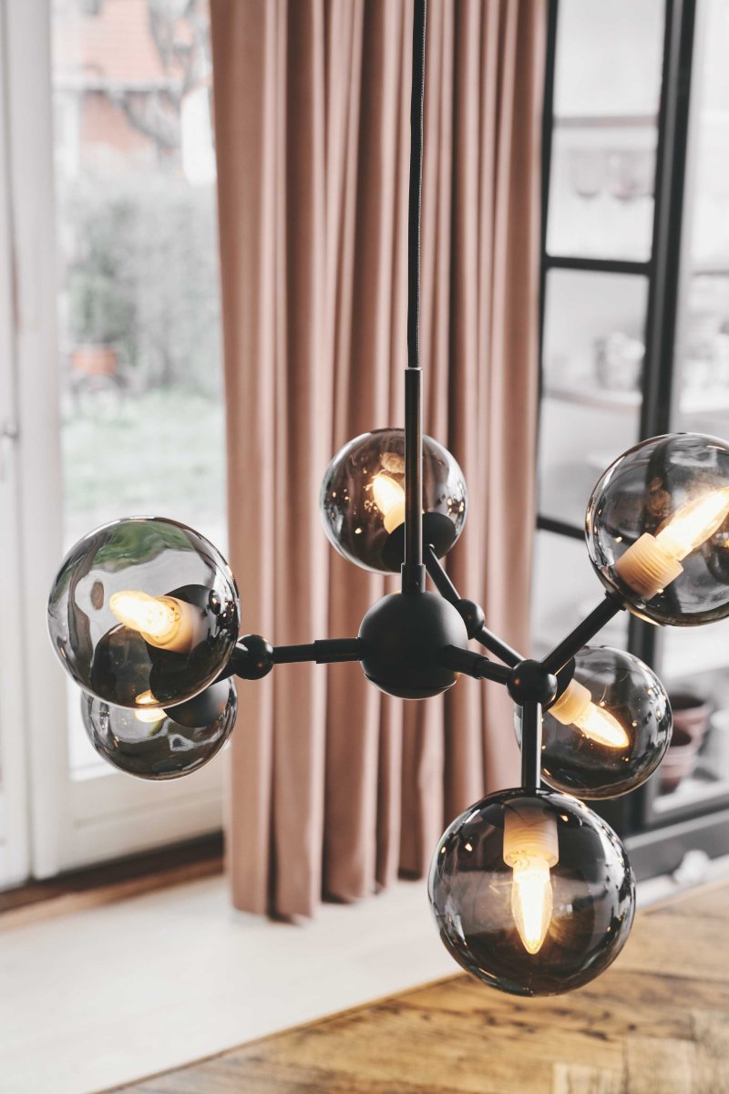 Atom 45cm Negro/humo Lámpas de techo De Halo Design - Las cúpulas de cristal casi flotantes están tintadas, lo que garantiza una agradable distribución de la luz en la habitación.