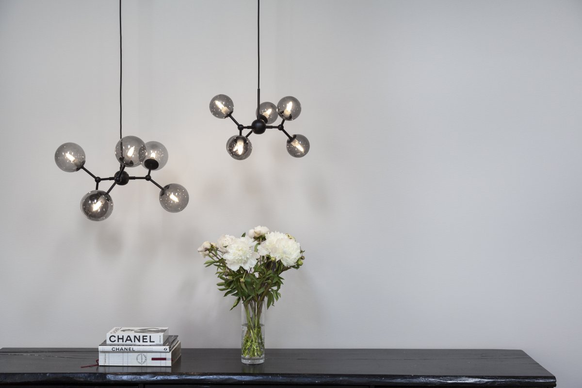 Atom 45cm Negro/humo Lámpas de techo De Halo Design - Las cúpulas de cristal casi flotantes están tintadas, lo que garantiza una agradable distribución de la luz en la habitación.