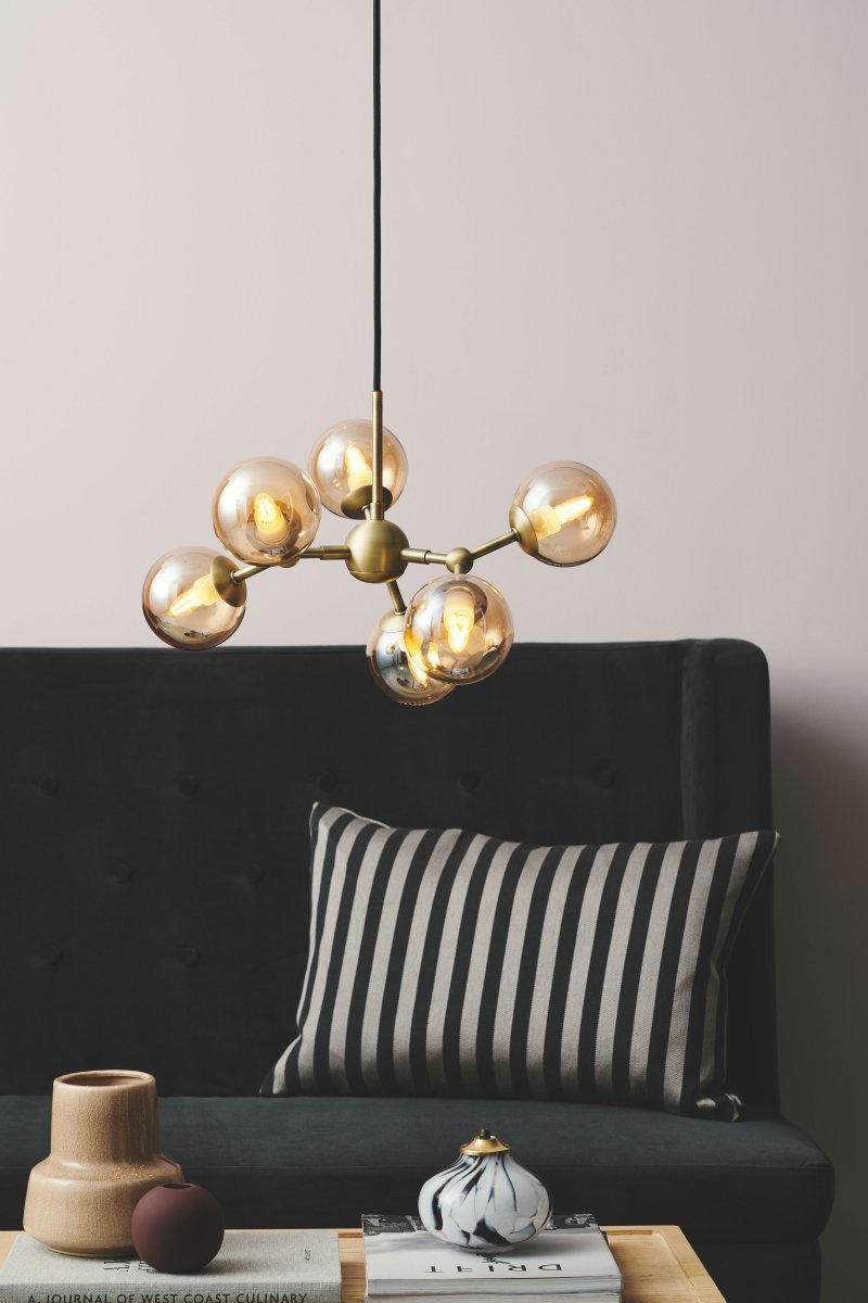 Atom 45cm Latón antiguo Lámpas de techo De Halo Design - Las cúpulas de cristal casi flotantes son de color ámbar, lo que garantiza una agradable distribución de la luz en la habitación.