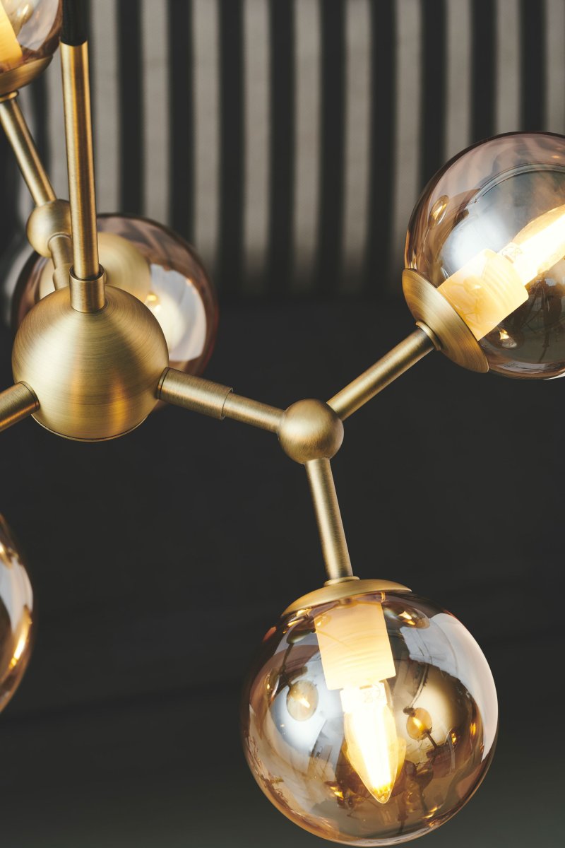 Atom 45cm Latón antiguo Lámpas de techo De Halo Design - Las cúpulas de cristal casi flotantes son de color ámbar, lo que garantiza una agradable distribución de la luz en la habitación.