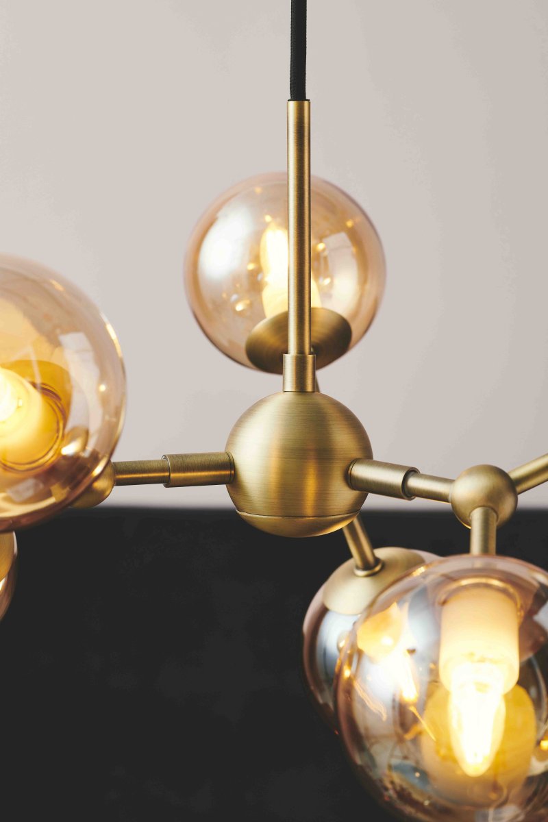 Atom 45cm Latón antiguo Lámpas de techo De Halo Design - Las cúpulas de cristal casi flotantes son de color ámbar, lo que garantiza una agradable distribución de la luz en la habitación.