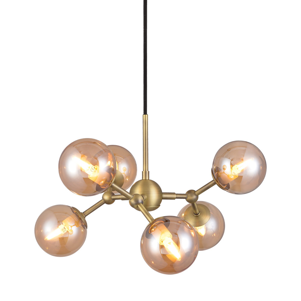 Atom 45cm Latón antiguo Lámpas de techo De Halo Design - Las cúpulas de cristal casi flotantes son de color ámbar, lo que garantiza una agradable distribución de la luz en la habitación.
