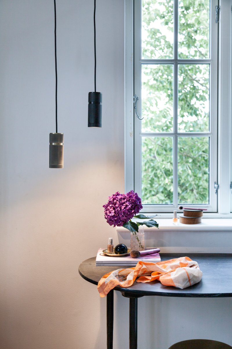 Halo Ø6 Negro Lámpas de techo De Halo Design - La pantalla cilíndrica de metal negro proporciona una luz dirigida y agradable, ideal para la cocina, la mesa del comedor o el pasillo.