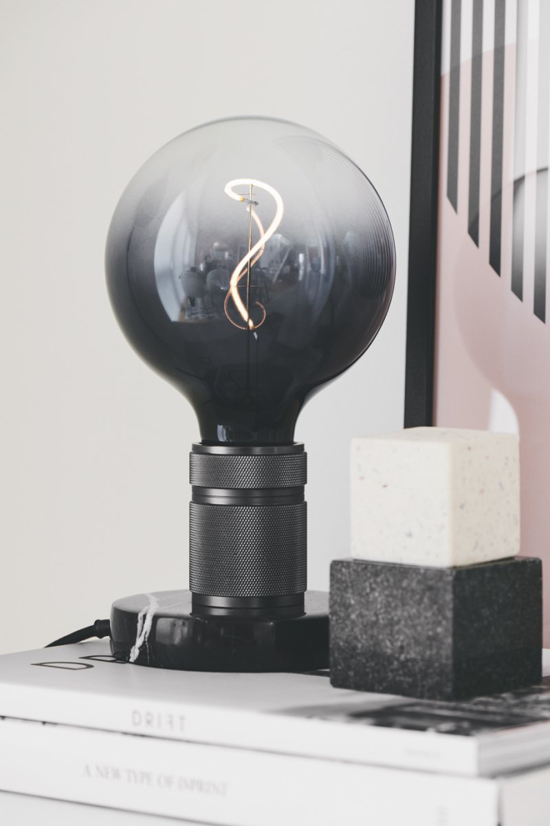 Halo 10cm Gris oscuro lámpara de mesa De Halo Design - Halo es una elegante lámpara de mesa con un diseño moderno y un toque industrial.