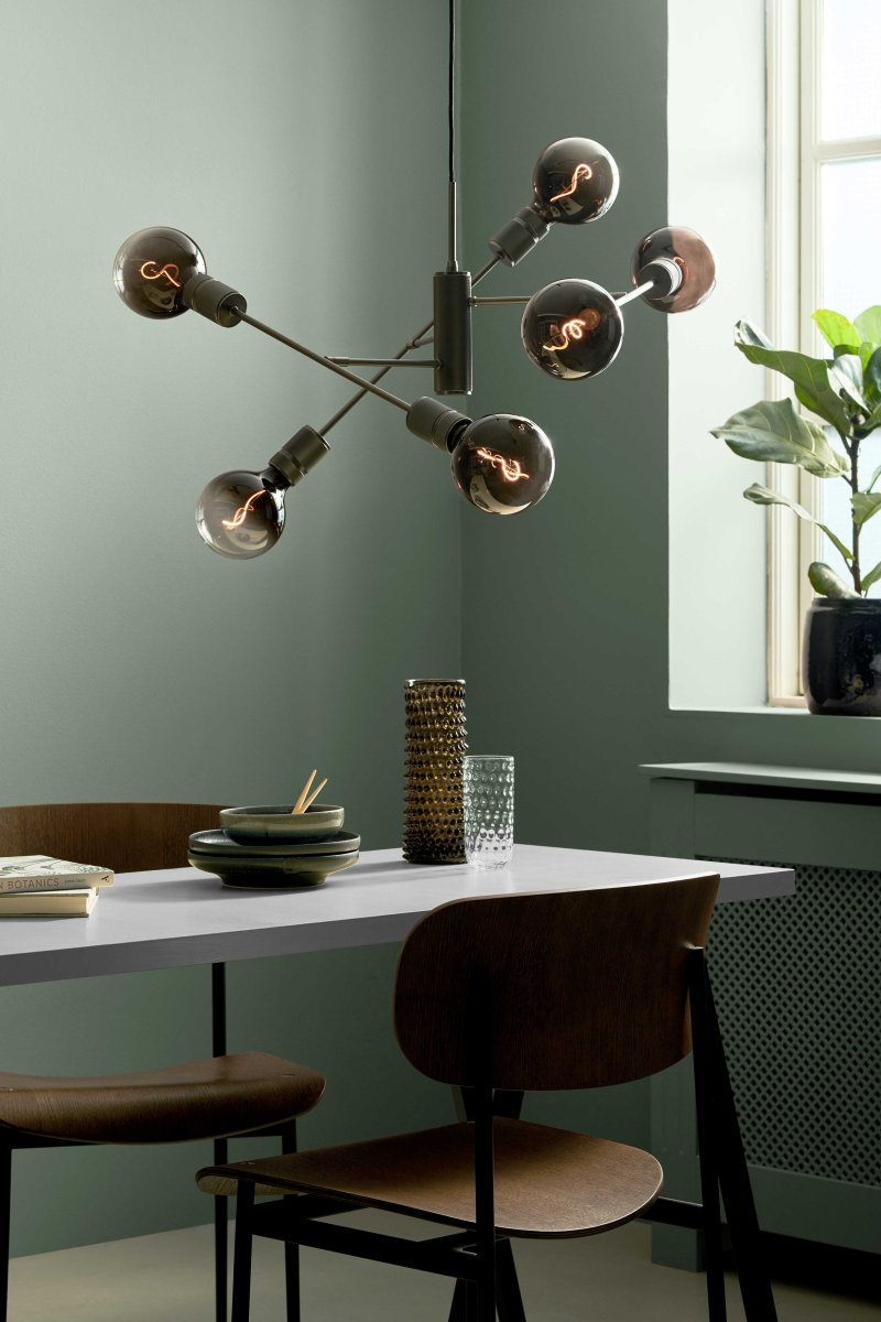 Halo Ø75 Gris oscuro Lámpas de techo De Halo Design - La forma única con brazos ajustables garantiza una distribución dinámica de la luz y se adapta perfectamente sobre la mesa del comedor, en la sala de estar o en el pasillo.