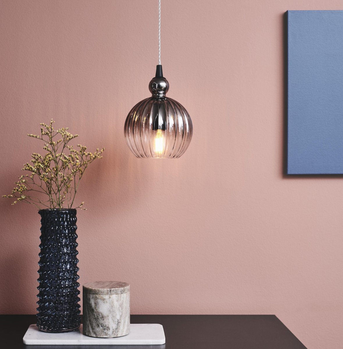 Ball Ball Ø15 Color humo Lámpas de techo De Halo Design - Se recomienda colocar varios en fila encima de la mesa del comedor o en la cocina.