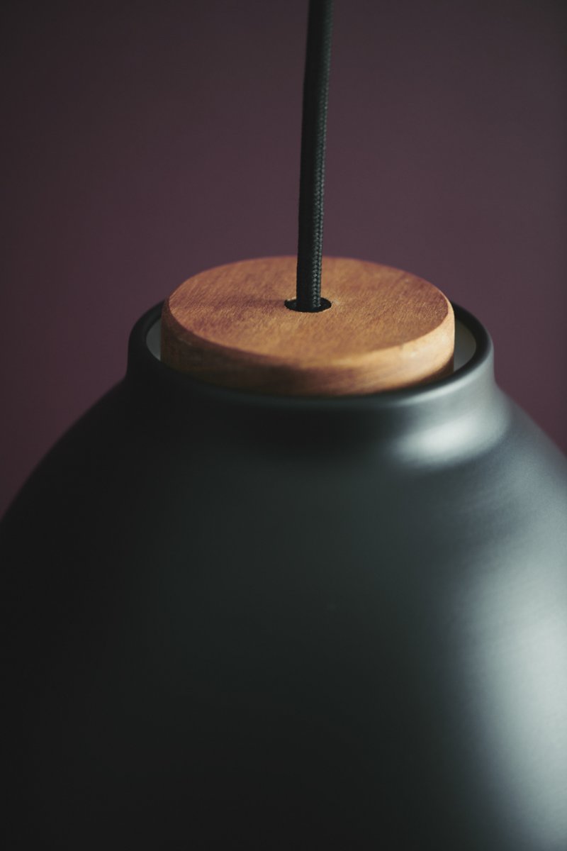 Nivå Ø14 Negro Lámpas de techo De Halo Design - Con su pantalla de metal negro mate, elegantes detalles de madera y cable revestido de textil, es un complemento perfecto sobre la mesa del comedor, la cocina o la sala de estar.
