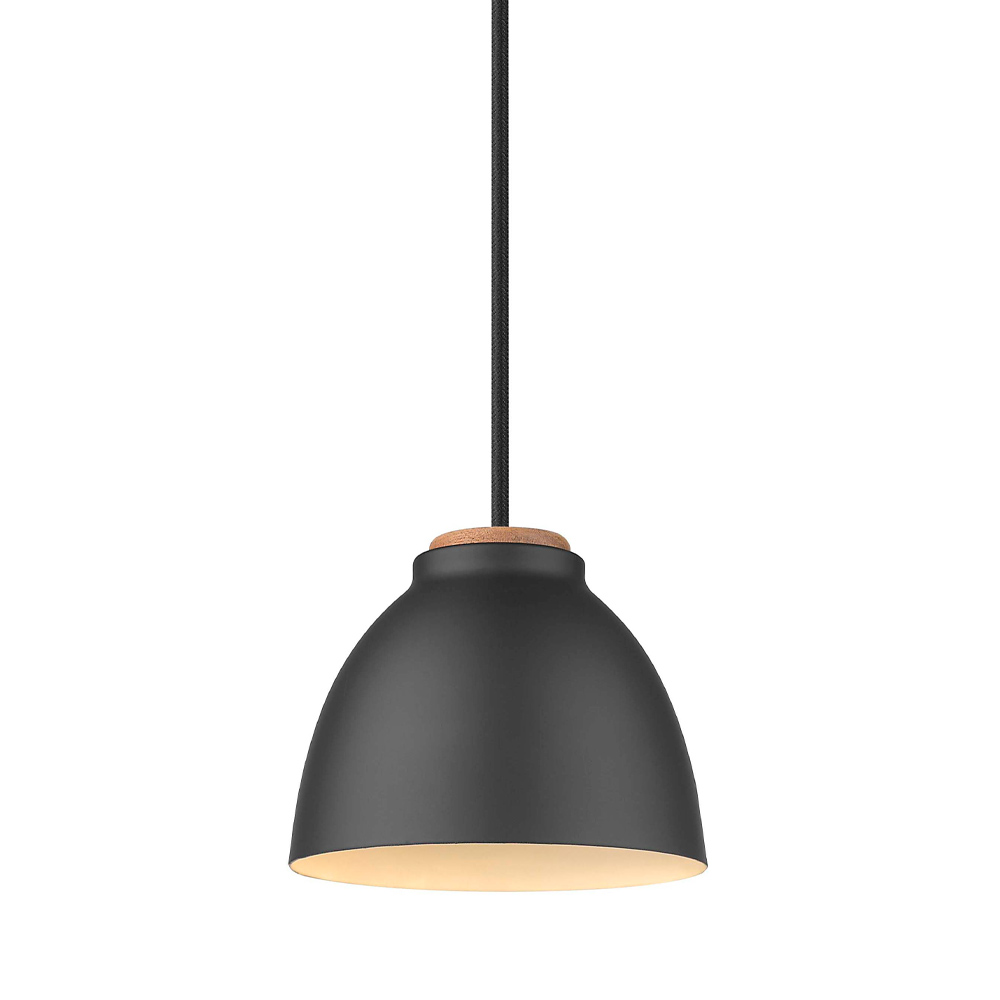 Nivå Ø14 Negro Lámpas de techo De Halo Design - Con su pantalla de metal negro mate, elegantes detalles de madera y cable revestido de textil, es un complemento perfecto sobre la mesa del comedor, la cocina o la sala de estar.