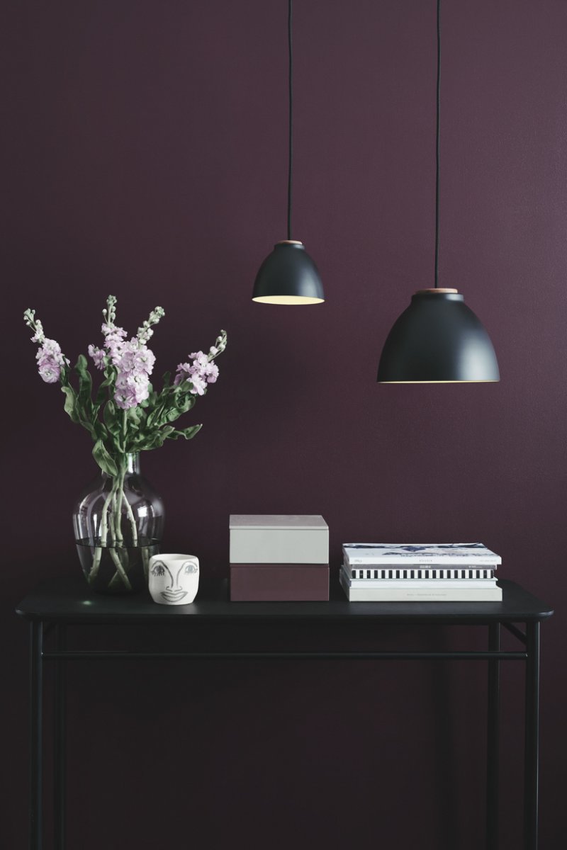 Nivå Ø14 Negro Lámpas de techo De Halo Design - Con su pantalla de metal negro mate, elegantes detalles de madera y cable revestido de textil, es un complemento perfecto sobre la mesa del comedor, la cocina o la sala de estar.