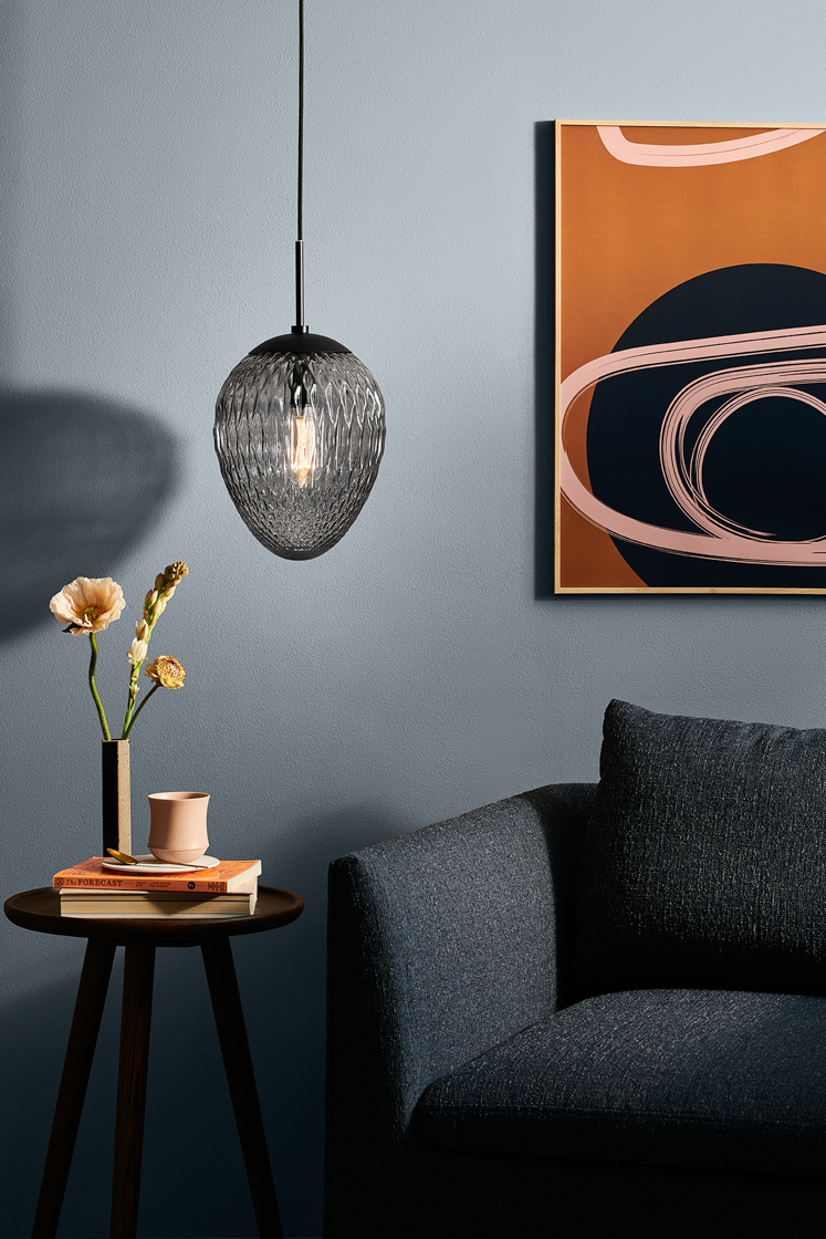 Woods Ø25 Fumar Lámpas de techo De Halo Design - Con su hermosa pantalla de vidrio texturizado, crea un fascinante juego de luz que realza la atmósfera de cualquier habitación.