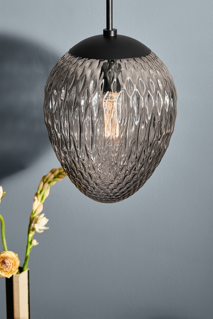 Woods Ø25 Fumar Lámpas de techo De Halo Design - Con su hermosa pantalla de vidrio texturizado, crea un fascinante juego de luz que realza la atmósfera de cualquier habitación.