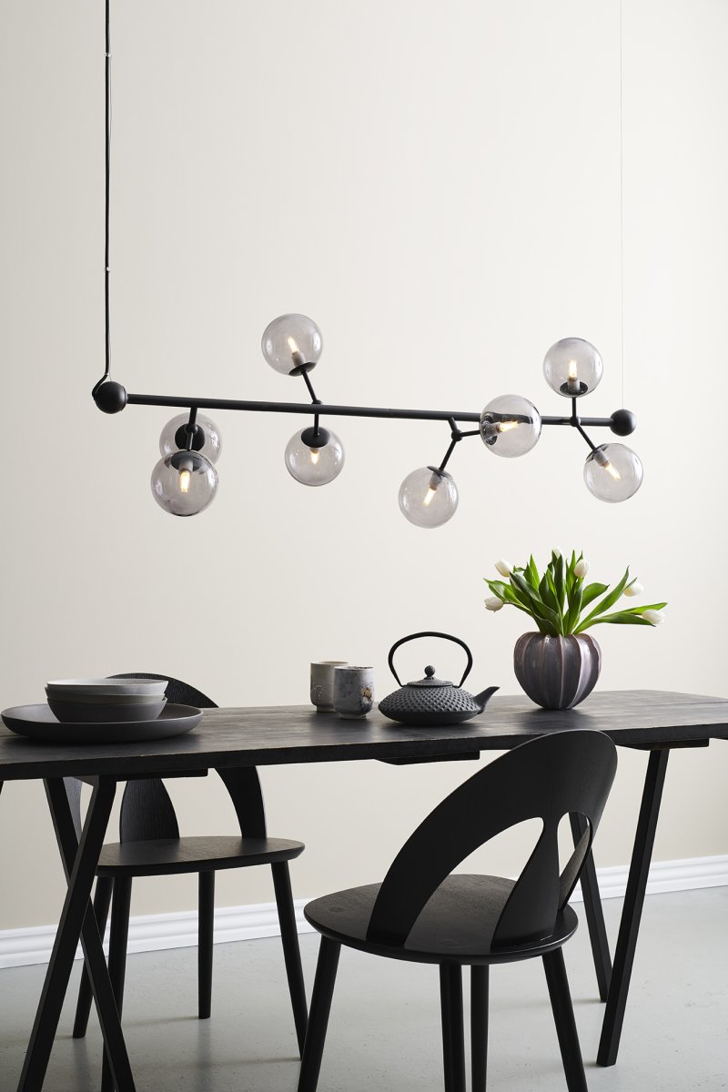 Atom horizontal 80cm Negro Lámpas de techo De Halo Design - Se recomienda colocarlo encima de la mesa del comedor o de la encimera de la cocina.