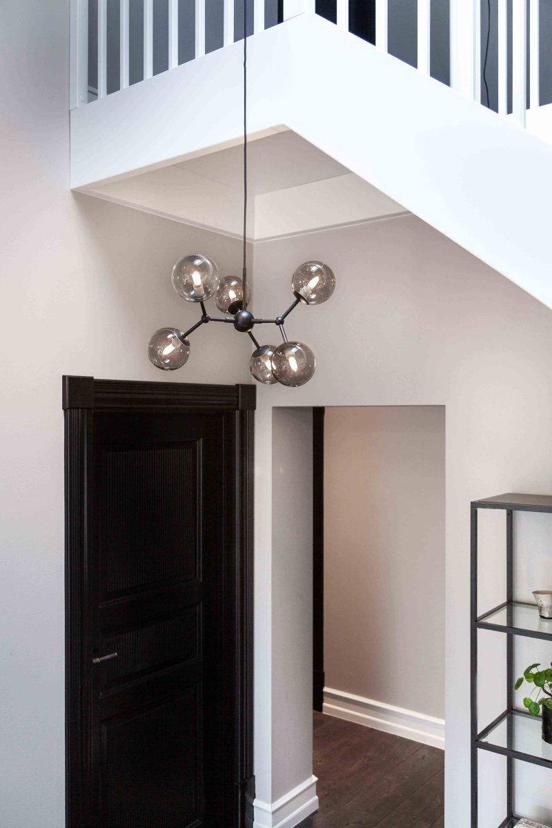 Atom 57cm Negro Lámpas de techo De Halo Design - Las c&uacute;pulas de cristal casi flotantes est&aacute;n tintadas, lo que garantiza una agradable distribuci&oacute;n de la luz en la habitaci&oacute;n.