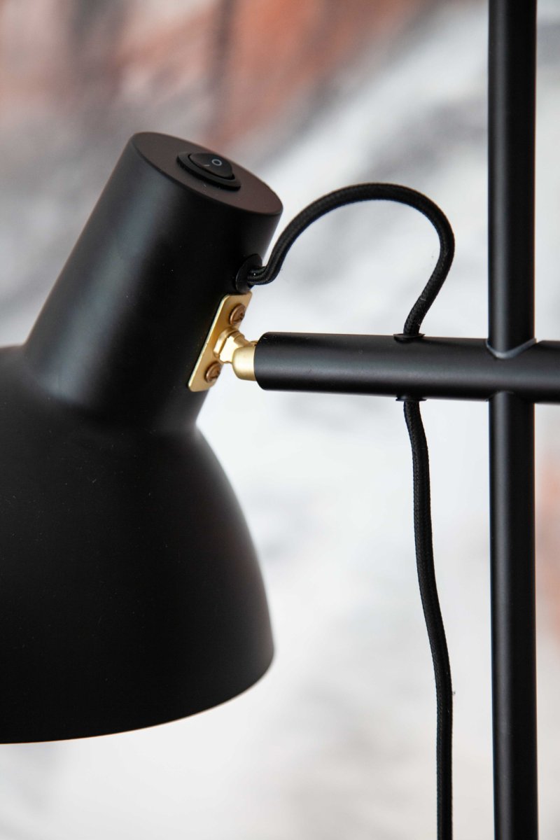 Metropole 2 Negro lámpara de pie De Halo Design - La parte trasera hace que Metropole sea f&aacute;cil de manejar y perfecta como l&aacute;mpara de lectura.