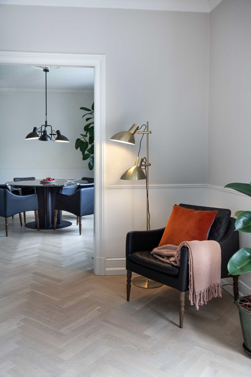 Metropole 2 Latón antiguo lámpara de pie De Halo Design - La parte trasera hace que Metropole sea f&aacute;cil de manejar y perfecta como l&aacute;mpara de lectura.