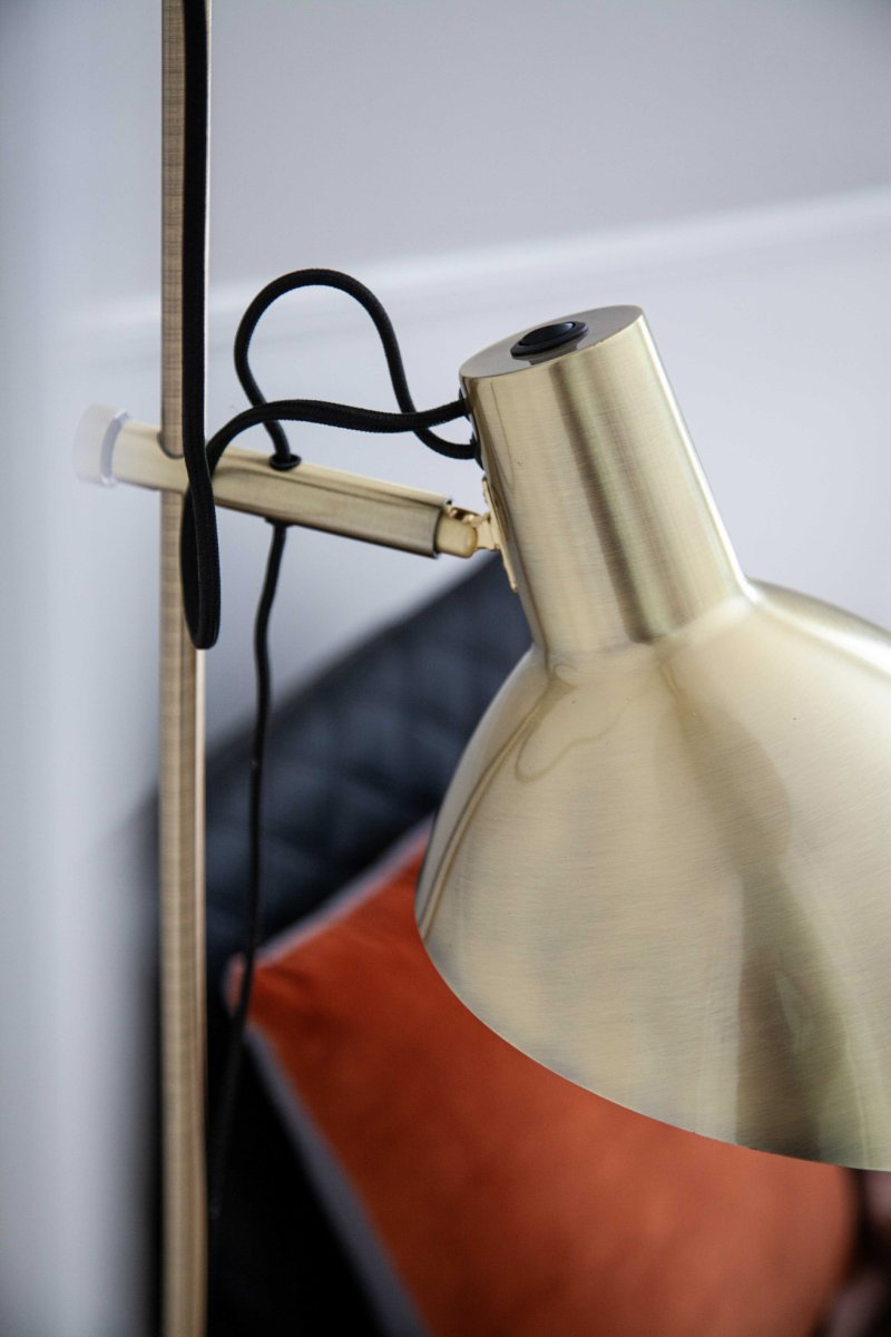 Metropole 2 Latón antiguo lámpara de pie De Halo Design - La parte trasera hace que Metropole sea f&aacute;cil de manejar y perfecta como l&aacute;mpara de lectura.