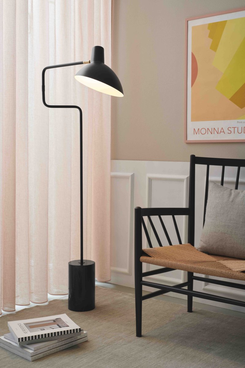 Metropole Deluxe Negro lámpara de pie De Halo Design - La construcci&oacute;n de metal negro mate combinada con elegantes detalles de lat&oacute;n y una base de m&aacute;rmol s&oacute;lido crea una sensaci&oacute;n lujosa y moderna.