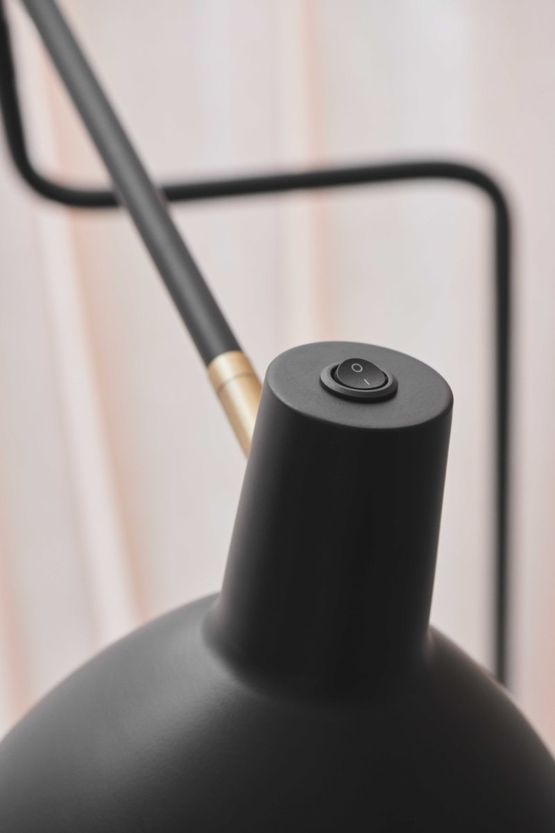 Metropole Deluxe Negro lámpara de pie De Halo Design - La construcci&oacute;n de metal negro mate combinada con elegantes detalles de lat&oacute;n y una base de m&aacute;rmol s&oacute;lido crea una sensaci&oacute;n lujosa y moderna.