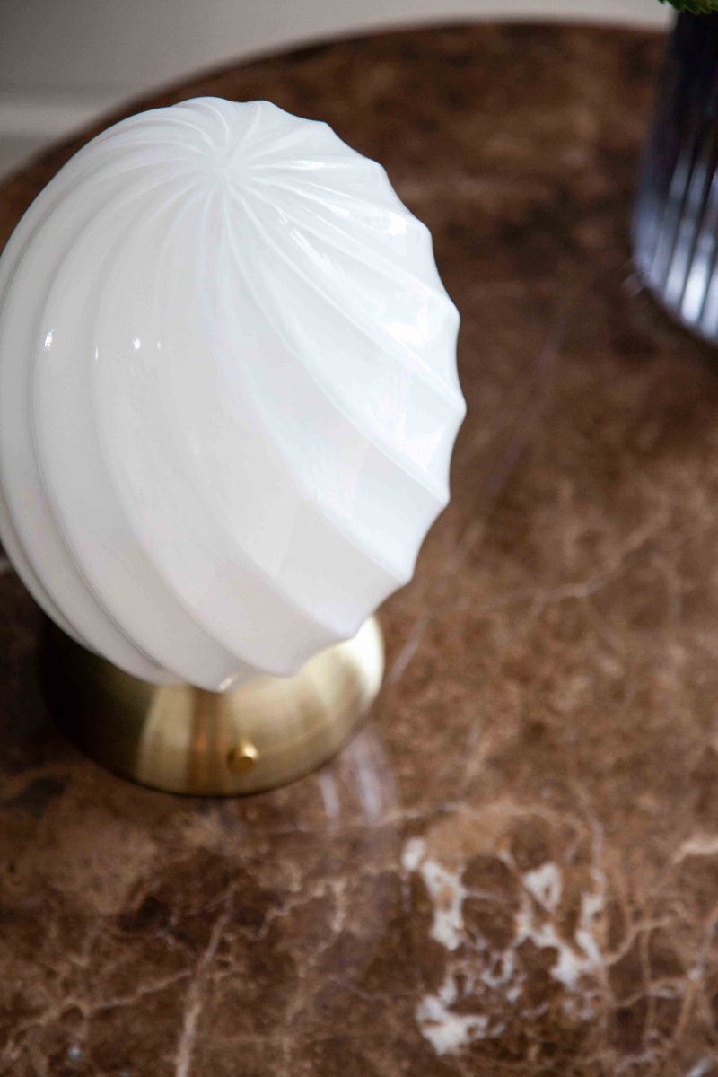 Twist 22cm Latón lámpara de mesa De Halo Design - La base elegante y los detalles modernos hacen de Twist un detalle de decoración atemporal que encaja perfectamente en cualquier estancia.