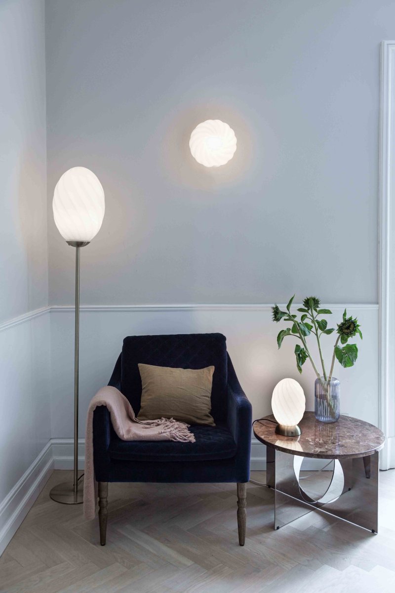 Twist Latón lámpara de pie De Halo Design - La elegante pantalla de cristal retorcido emite una luz suave y agradable que crea una atm&oacute;sfera c&aacute;lida en la habitaci&oacute;n.