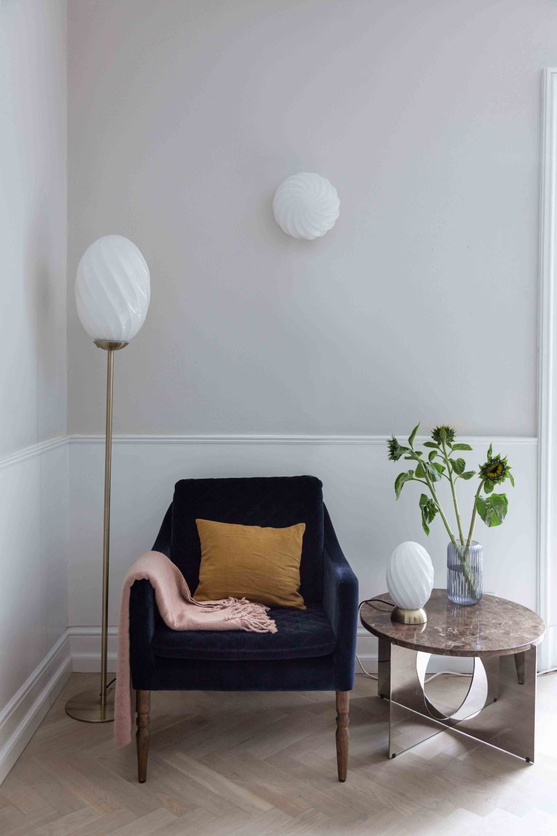 Twist Latón lámpara de pie De Halo Design - La elegante pantalla de cristal retorcido emite una luz suave y agradable que crea una atm&oacute;sfera c&aacute;lida en la habitaci&oacute;n.