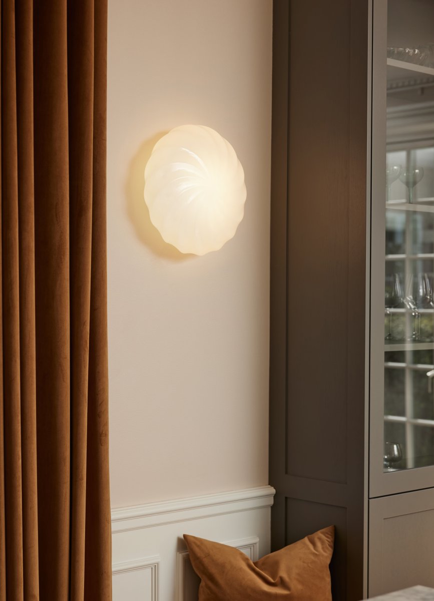 Twist Ø35 Latón antiguo plafón De Halo Design - Dale una nueva vida a tu hogar con Twist, la elegante l&aacute;mpara de techo o de pared que combina la elegancia moderna con un dise&ntilde;o &uacute;nico y retorcido.