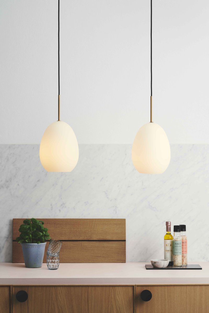 Bodø Ø20 Blanco Lámpas de techo De Halo Design - La superficie lisa y la forma redonda del cristal opalino garantizan una fina distribuci&oacute;n de la luz en la estancia y, en combinaci&oacute;n con los detalles de lat&oacute;n, aportan elegancia.