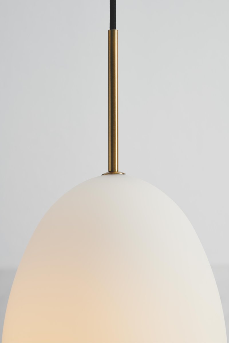 Bodø Ø20 Blanco Lámpas de techo De Halo Design - La superficie lisa y la forma redonda del cristal opalino garantizan una fina distribuci&oacute;n de la luz en la estancia y, en combinaci&oacute;n con los detalles de lat&oacute;n, aportan elegancia.