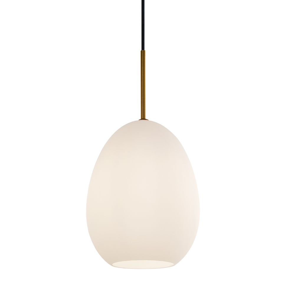 Bodø Ø20 Blanco Lámpas de techo De Halo Design - La superficie lisa y la forma redonda del cristal opalino garantizan una fina distribuci&oacute;n de la luz en la estancia y, en combinaci&oacute;n con los detalles de lat&oacute;n, aportan elegancia.