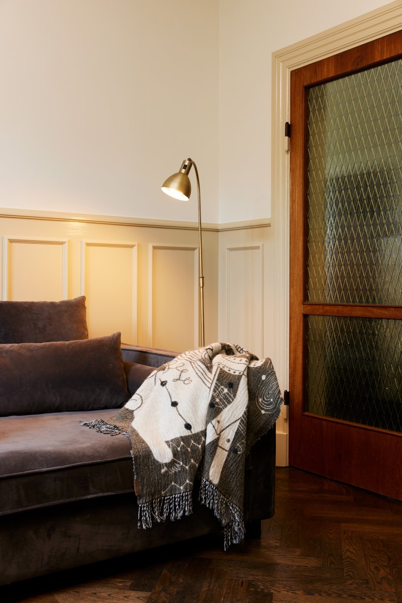 Angora Latón lámpara de pie De Halo Design - Se suministra con cable de plástico negro de 2 m de longitud y enchufe.