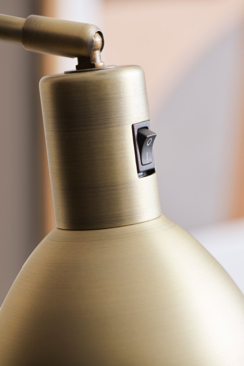 Angora Latón lámpara de pie De Halo Design - Se suministra con cable de plástico negro de 2 m de longitud y enchufe.