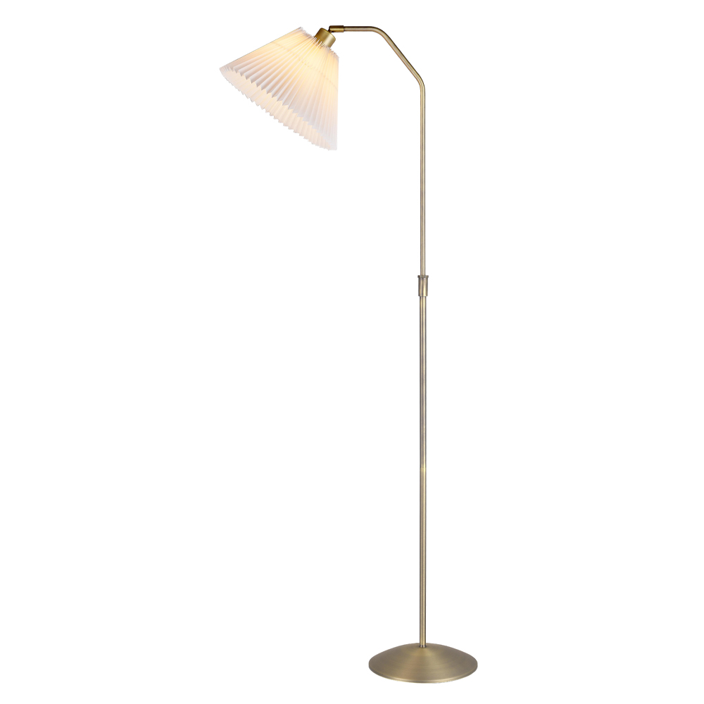 Berlin Latón antiguo lámpara de pie De Halo Design - La base de la lámpara con acabado de latón antiguo, combinada con la pantalla plisada, añade elegancia adicional a su hogar.
