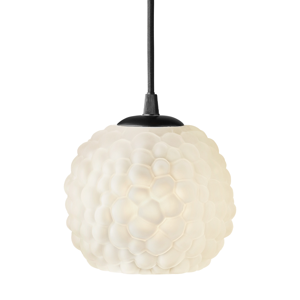 Grape Ø15 Blanco Lámpas de techo De Halo Design - Esta l&aacute;mpara colgante realizada en cristal opalino esmerilado con detalles en negro es perfecta como punto de luz en un rinc&oacute;n oscuro, encima de las mesitas de noche o en combinaci&oacute;n con varias sobre una mesa.