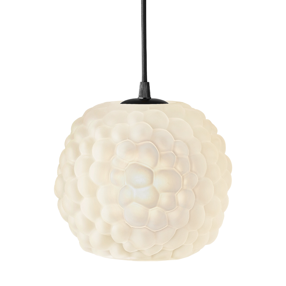 Grape Ø20 Blanco Lámpas de techo De Halo Design - Esta l&aacute;mpara colgante de cristal opalino esmerilado con detalles en negro combina perfectamente con varias en fila sobre la mesa del comedor o la cocina.