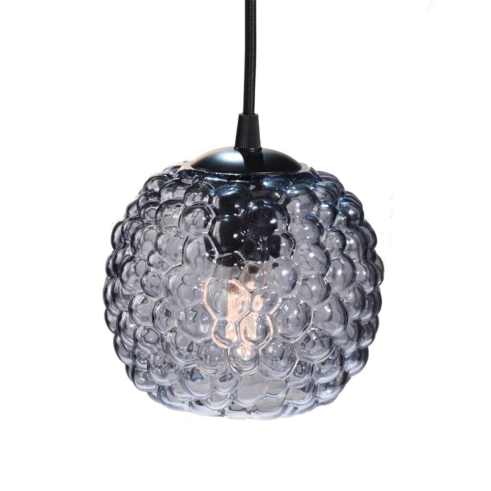 Grape Ø15 Color humo Lámpas de techo De Halo Design - Esta l&aacute;mpara colgante realizada en cristal ahumado con detalles en negro es perfecta como punto de luz en un rinc&oacute;n oscuro, encima de mesitas de noche o en grupos en una estanter&iacute;a.