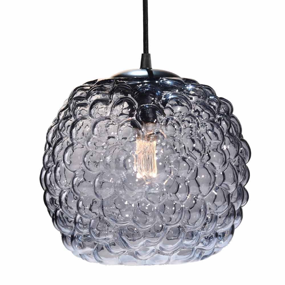 Grape Ø25 Color humo Lámpas de techo De Halo Design - Esta l&aacute;mpara colgante realizada en cristal ahumado con detalles en negro es perfecta como punto de luz sobre la mesa del comedor o en el sal&oacute;n.