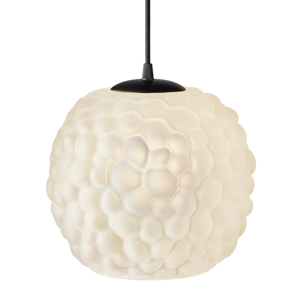 Grape Ø25 Blanco Lámpas de techo De Halo Design - Esta l&aacute;mpara colgante realizada en cristal opalino esmerilado con detalles en negro es perfecta como punto de luz sobre la mesa del comedor o en el sal&oacute;n.