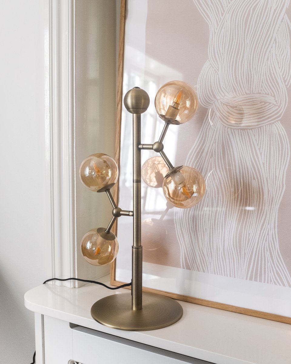 Atom 52cm Latón antiguo lámpara de mesa De Halo Design - Las c&uacute;pulas son de color &aacute;mbar, lo que garantiza una hermosa distribuci&oacute;n de la luz alrededor.