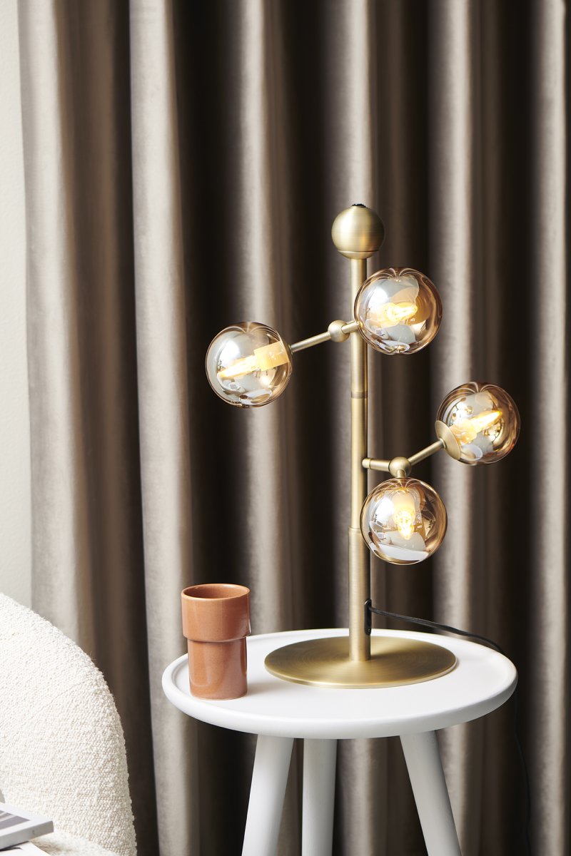 Atom 52cm Latón antiguo lámpara de mesa De Halo Design - Las c&uacute;pulas son de color &aacute;mbar, lo que garantiza una hermosa distribuci&oacute;n de la luz alrededor.