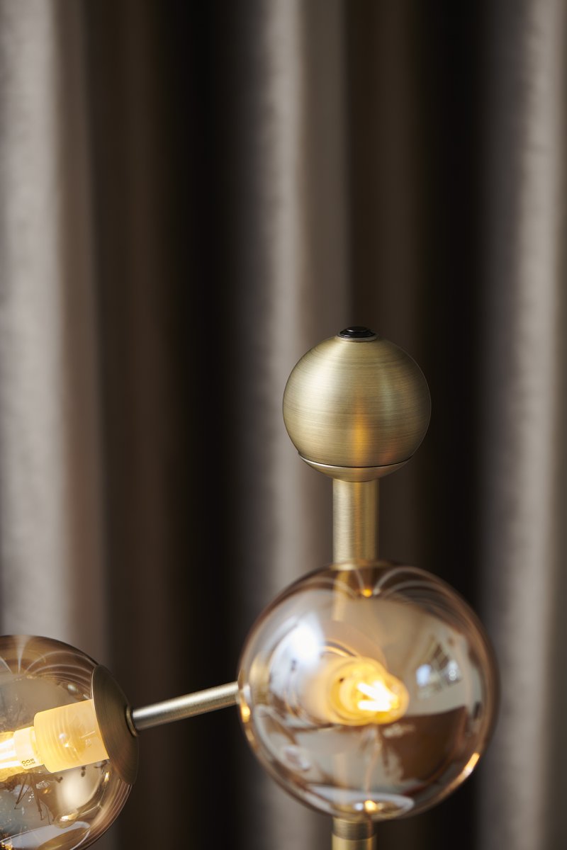 Atom 52cm Latón antiguo lámpara de mesa De Halo Design - Las c&uacute;pulas son de color &aacute;mbar, lo que garantiza una hermosa distribuci&oacute;n de la luz alrededor.