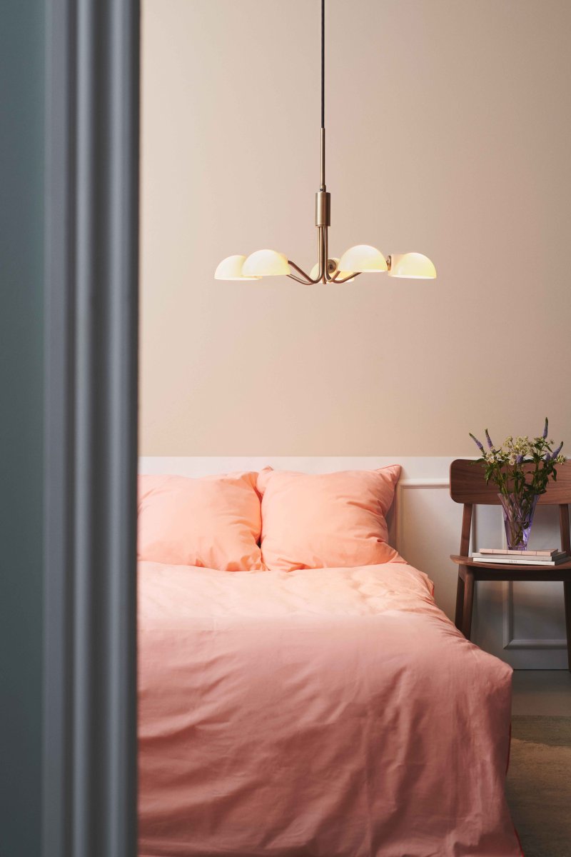 Kjøbenhavn Ø50 Latón antiguo Lámpas de techo De Halo Design - Los brazos curvados de lat&oacute;n antiguo sostienen cinco pantallas curvadas de color blanco de cristal opalino, que difunden una luz suave y agradable.