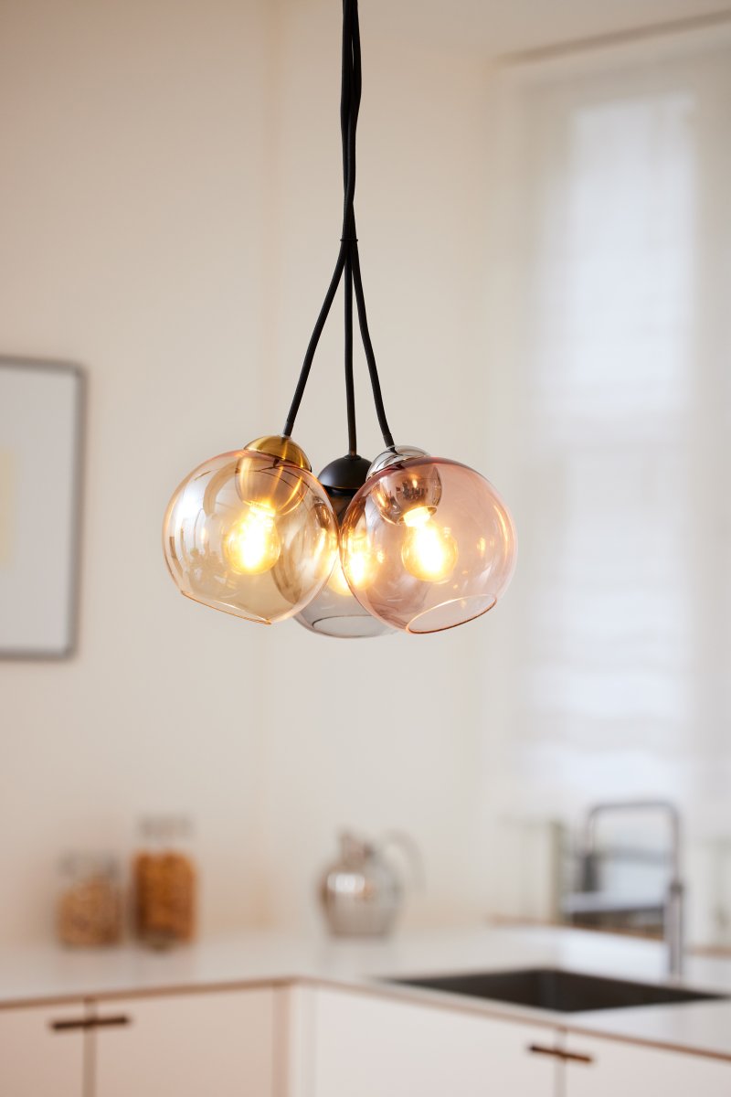 Bubbles Ø14 Color humo Lámpas de techo De Halo Design - El cristal ahumado añade elegancia y, cuando está encendido, garantiza una agradable distribución de la luz en la habitación.