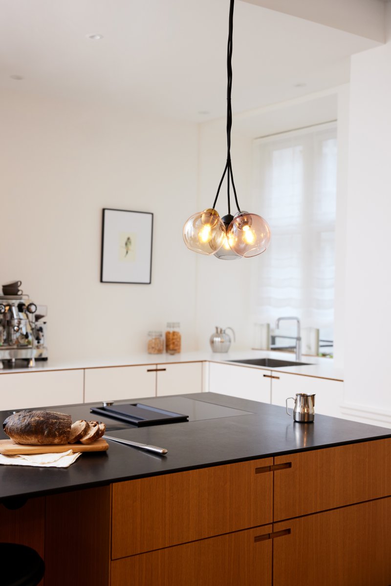 Bubbles Ø14 Color humo Lámpas de techo De Halo Design - El cristal ahumado añade elegancia y, cuando está encendido, garantiza una agradable distribución de la luz en la habitación.