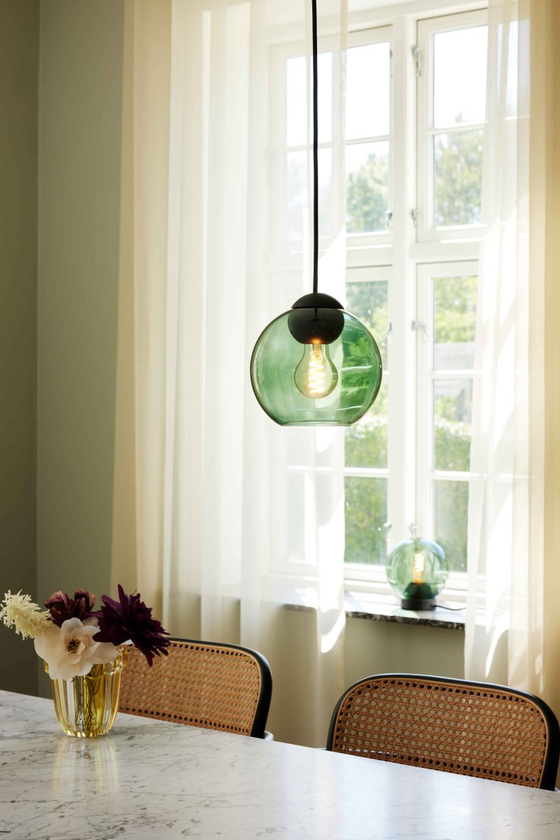 Bubbles Ø18 Verde Lámpas de techo De Halo Design - El vidrio verde en combinación con los detalles de metal negro mate añade elegancia y, cuando está encendido, garantiza una hermosa distribución de la luz en la habitación.