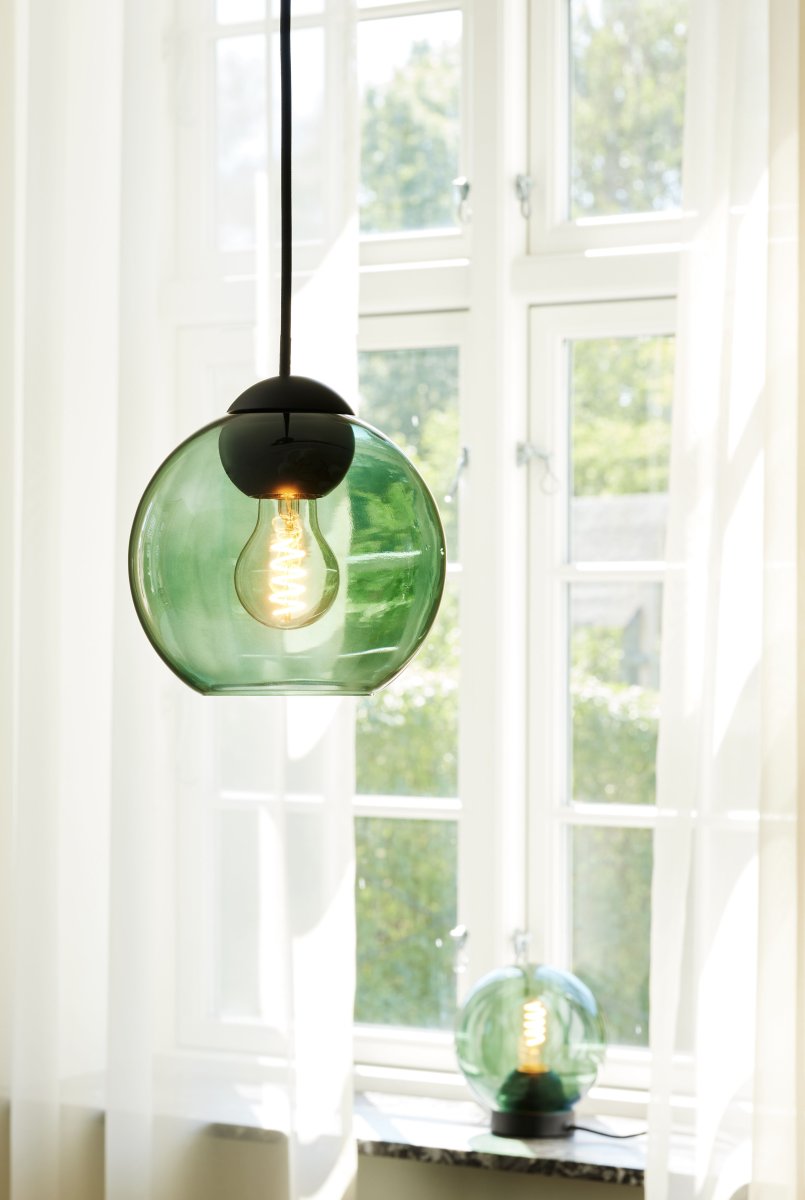 Bubbles Ø18 Verde Lámpas de techo De Halo Design - El vidrio verde en combinación con los detalles de metal negro mate añade elegancia y, cuando está encendido, garantiza una hermosa distribución de la luz en la habitación.
