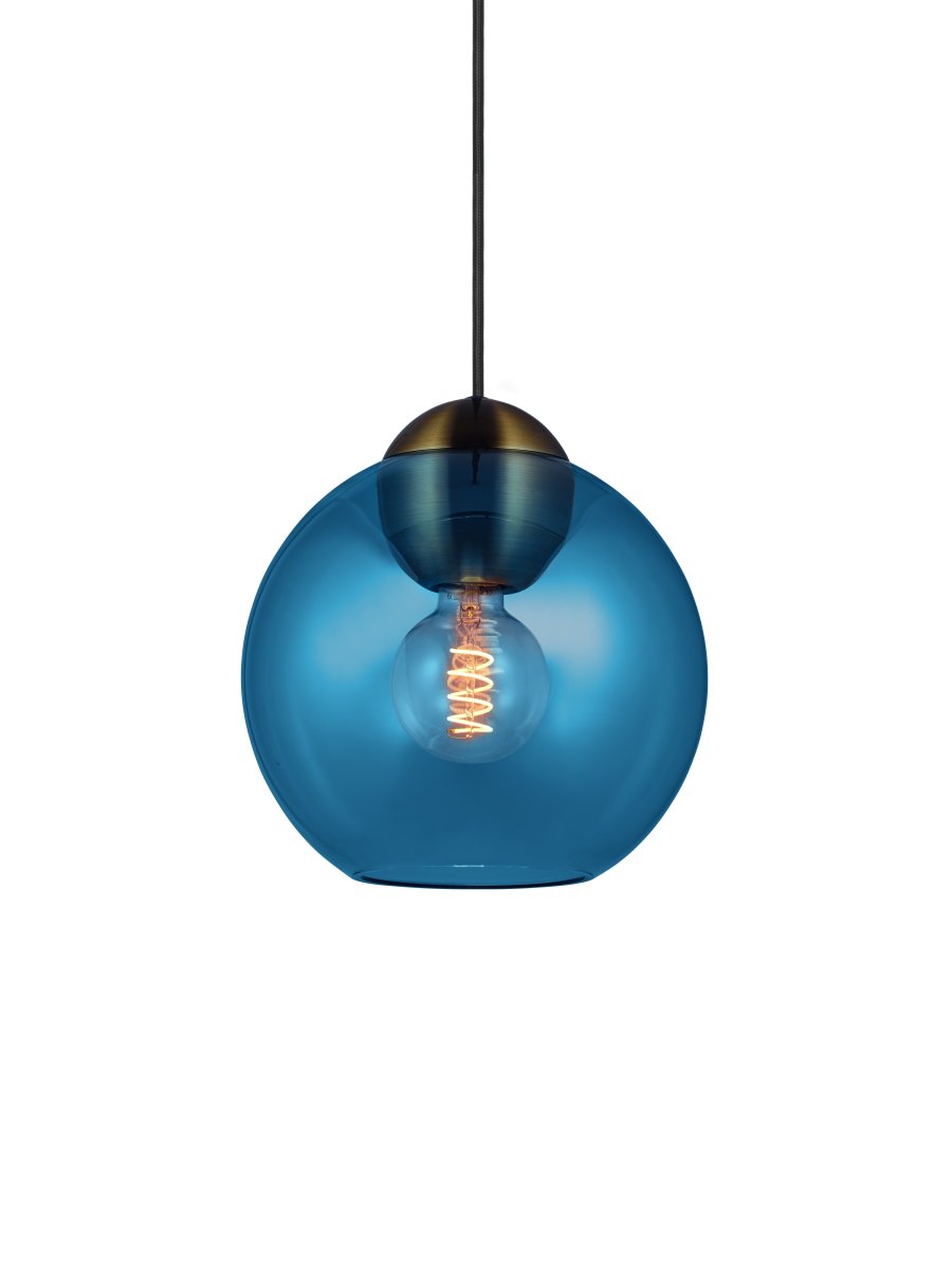 Bubbles Ø24 Azul Lámpas de techo De Halo Design - El vidrio azul combinado con los detalles de latón antiguo añade elegancia y, cuando se enciende, garantiza una hermosa distribución de la luz en la habitación.