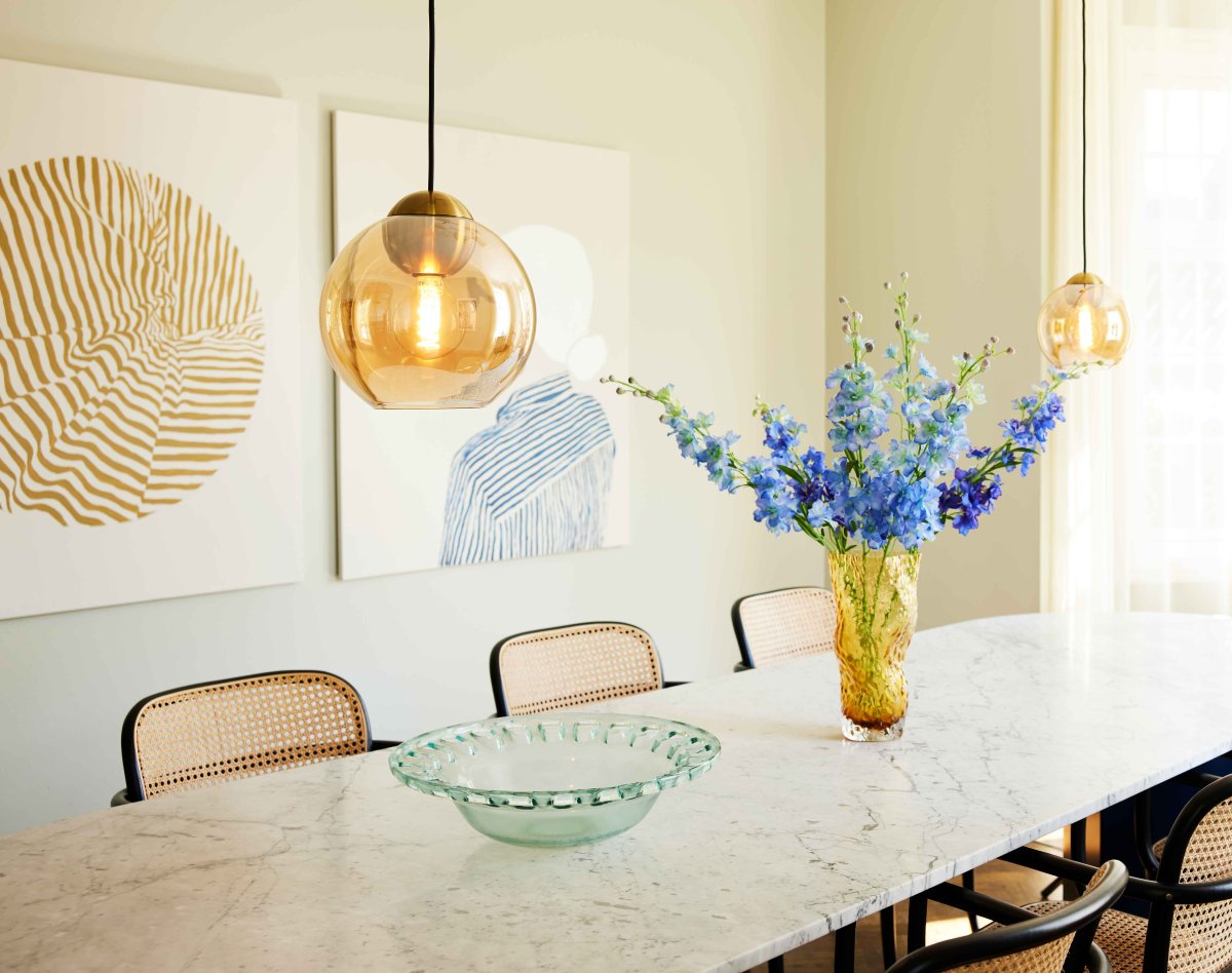 Bubbles Ø24 Ámbar Lámpas de techo De Halo Design - El vidrio de color &aacute;mbar combinado con los detalles de lat&oacute;n antiguo a&ntilde;ade elegancia y, cuando se enciende, crea una hermosa distribuci&oacute;n de luz en la habitaci&oacute;n.