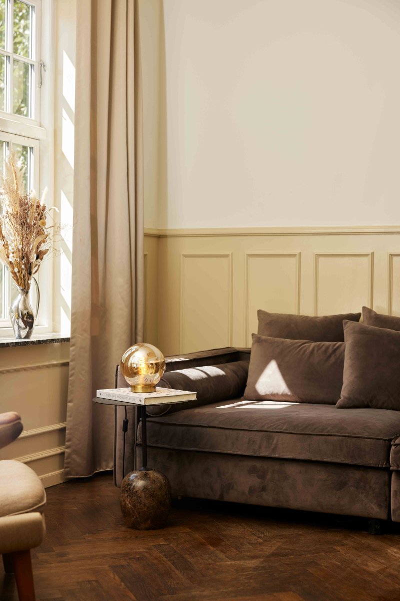 Bubbles 20cm Ámbar lámpara de mesa De Halo Design - El vidrio de color &aacute;mbar combinado con los detalles de lat&oacute;n antiguo a&ntilde;ade elegancia y, cuando se enciende, crea una hermosa distribuci&oacute;n de luz en la habitaci&oacute;n.