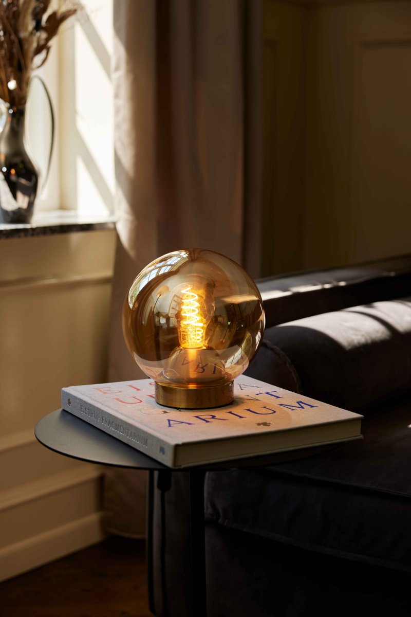 Bubbles 20cm Ámbar lámpara de mesa De Halo Design - El vidrio de color &aacute;mbar combinado con los detalles de lat&oacute;n antiguo a&ntilde;ade elegancia y, cuando se enciende, crea una hermosa distribuci&oacute;n de luz en la habitaci&oacute;n.